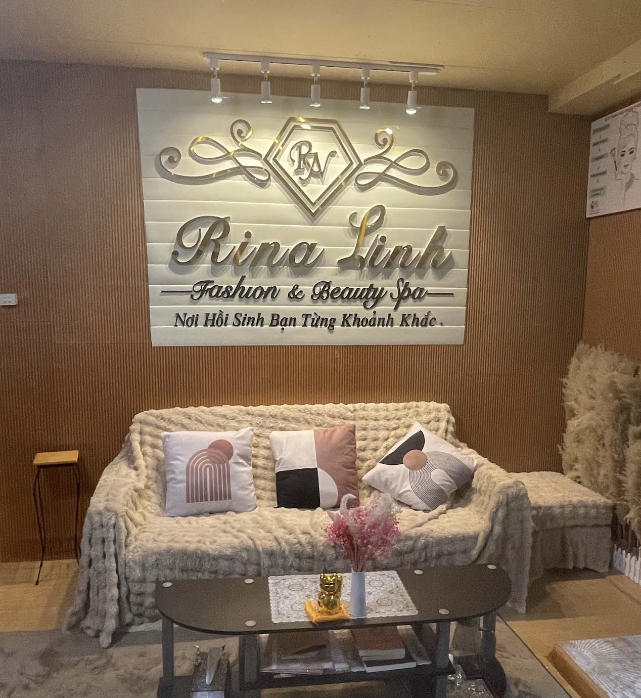 Khu tiếp khách bên trong Rina Beauty Spa
